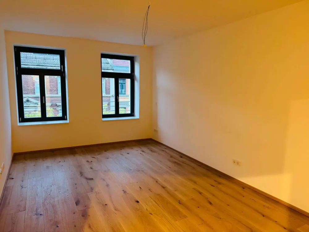 ***EXKLUSIVE 2,5 RAUMWOHNUNG-PARKETT-HOCHWERTIGE EINBAUKÜCHE-BALKON-WÄRMEPUMPE-STELLPLATZ***
