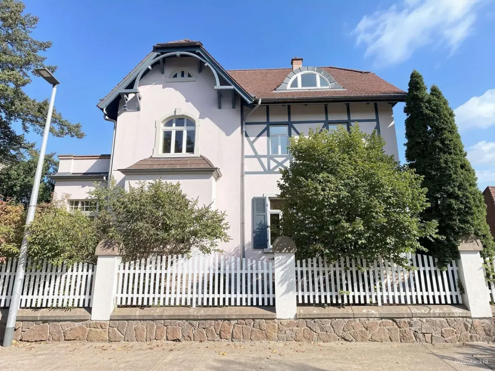 Wohnen mit Jugendstilcharme, Großzügige 3-Zi.-Wohnung mit Wintergarten in denkmalgeschützter Villa