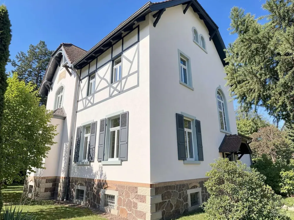 Wohnen mit Jugendstilcharme, Großzügige 3-Zi.-Wohnung mit Wintergarten in denkmalgeschützter Villa