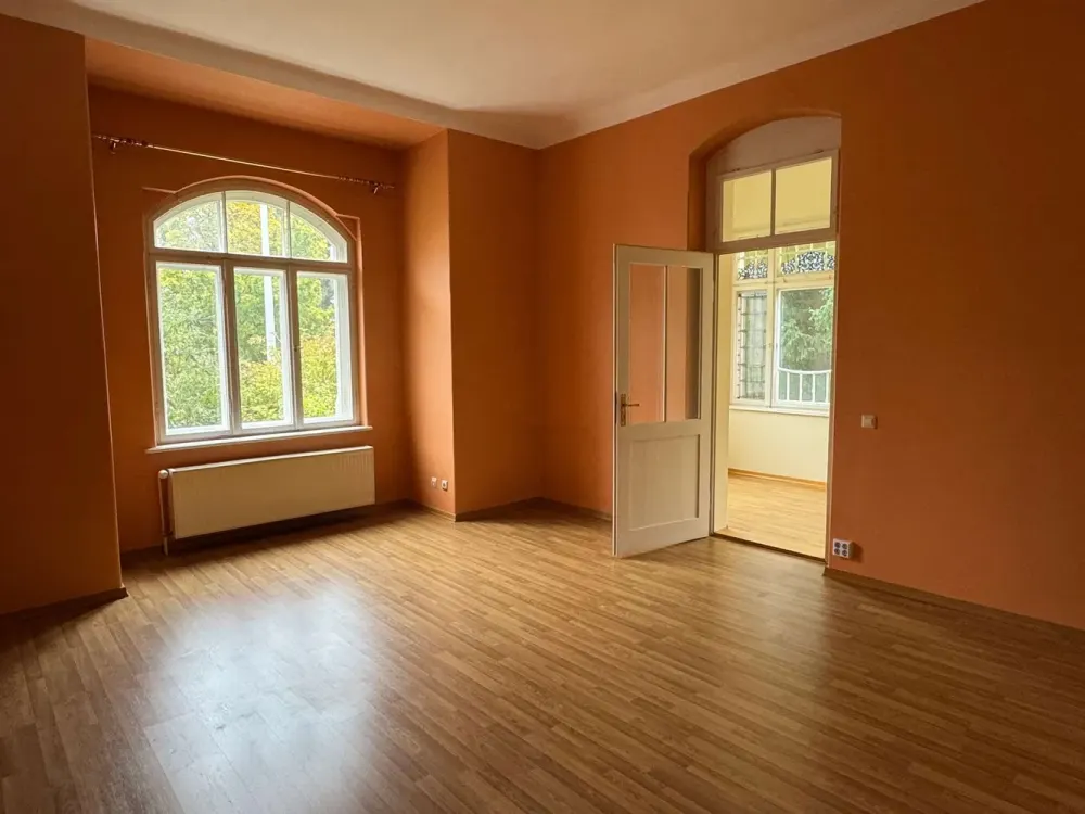 Wohnen mit Jugendstilcharme, Großzügige 3-Zi.-Wohnung mit Wintergarten in denkmalgeschützter Villa