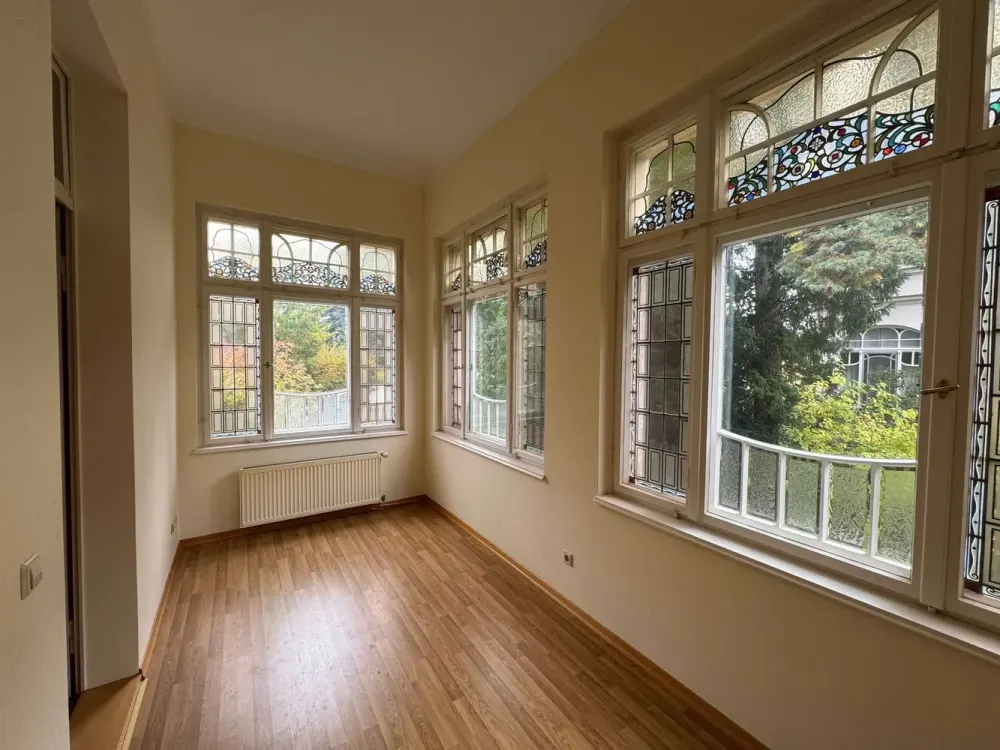 Wohnen mit Jugendstilcharme, Großzügige 3-Zi.-Wohnung mit Wintergarten in denkmalgeschützter Villa