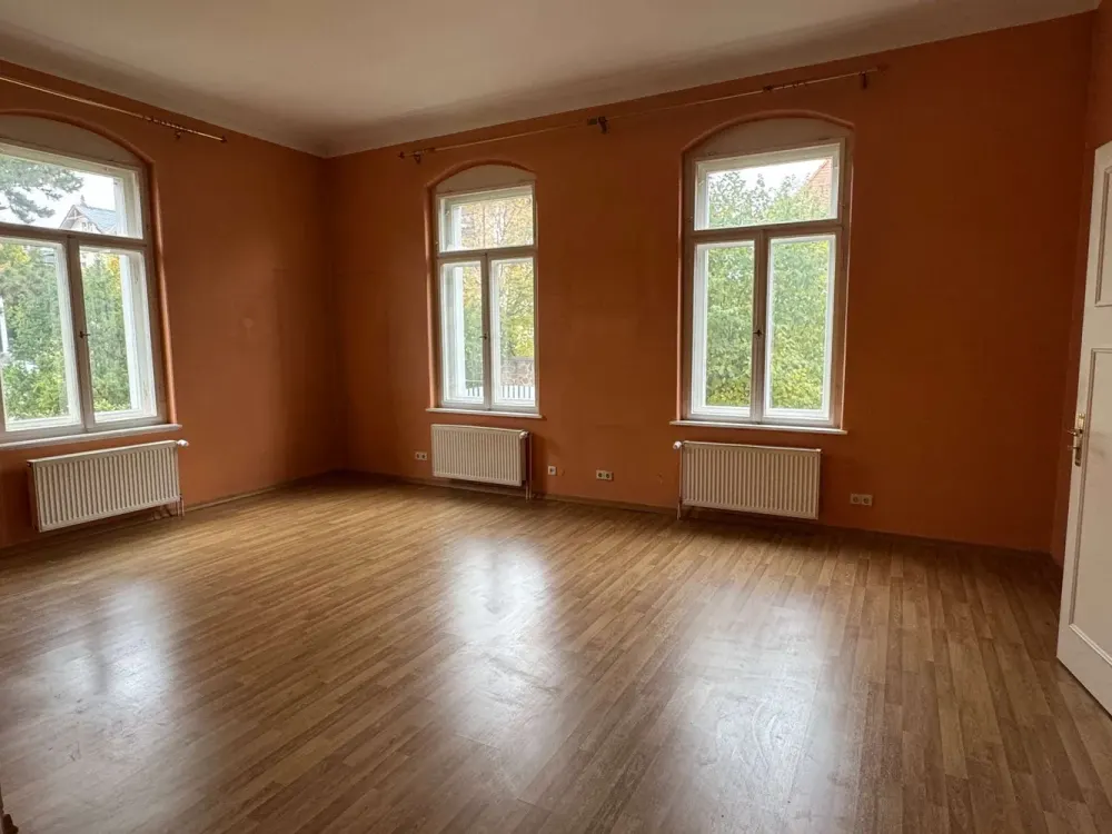 Wohnen mit Jugendstilcharme, Großzügige 3-Zi.-Wohnung mit Wintergarten in denkmalgeschützter Villa