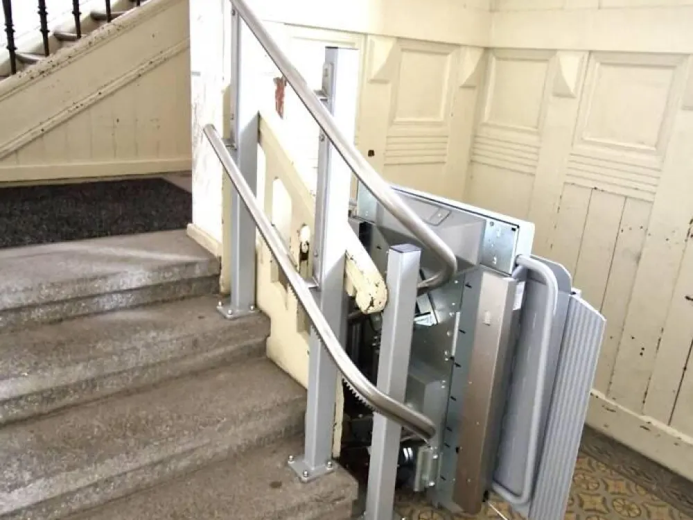 ROLLSTUHLFAHRER AUFGEPASST! SCHICKE KOMPLETT RENOVIERTE 2-RWG M. GR. TAGESLICHTBAD U. TREPPENLIFT