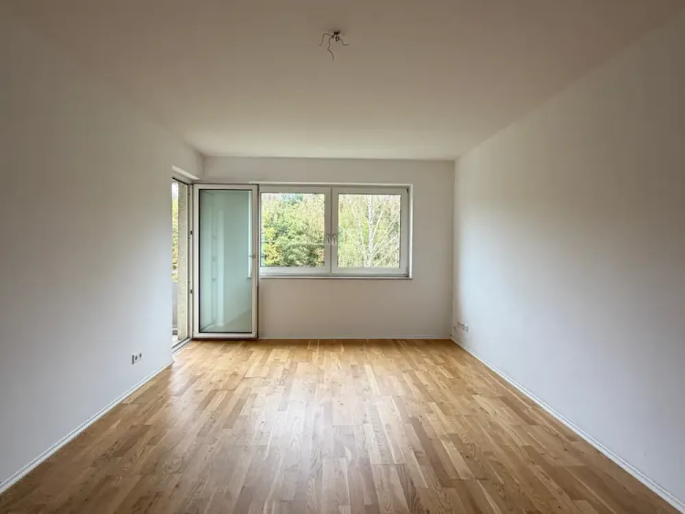 Spacious 4-Room Apartment with Two Balconies in Laufamholz