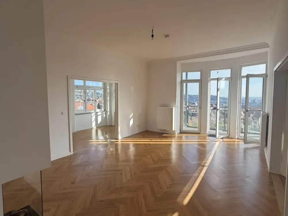 Altbaucharme trifft Panorama: Wohnen über den Dächern des Westens
