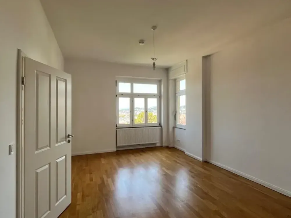 Altbaucharme trifft Panorama: Wohnen über den Dächern des Westens
