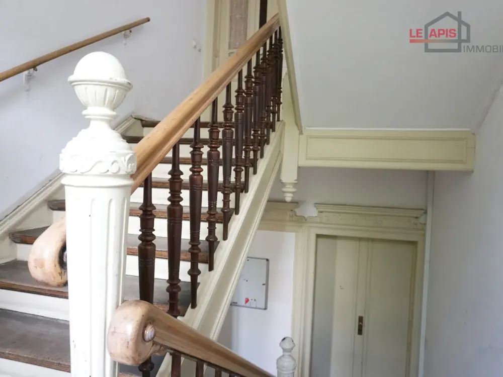 ATTENTION WHEELCHAIR USERS! STYLISH COMPLETELY RENOVATED 2-ROOM APARTMENT WITH LARGE DAYLIGHT BATHROOM AND STAIR LIFT