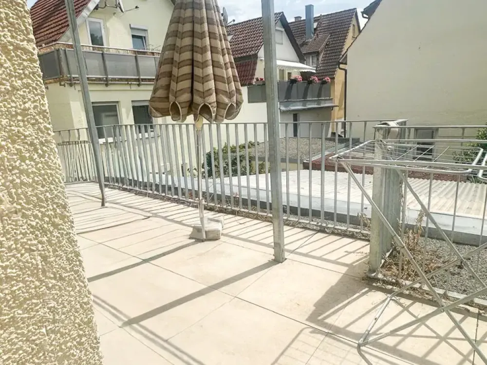 Schöne 2-Zimmer-Wohnung mit großem Balkon und Einbauküche