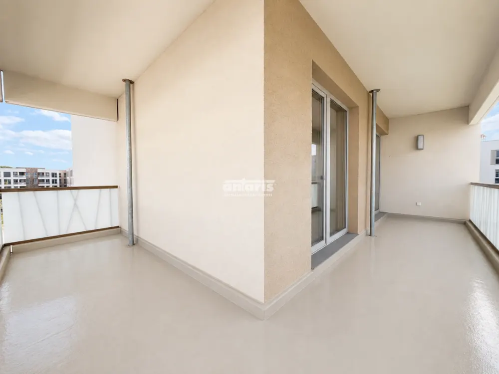 شركة antaris Immobilien GmbH شقة جذابة مكونة من 3.5 غرف مع شرفة ومفهوم سكني حديث