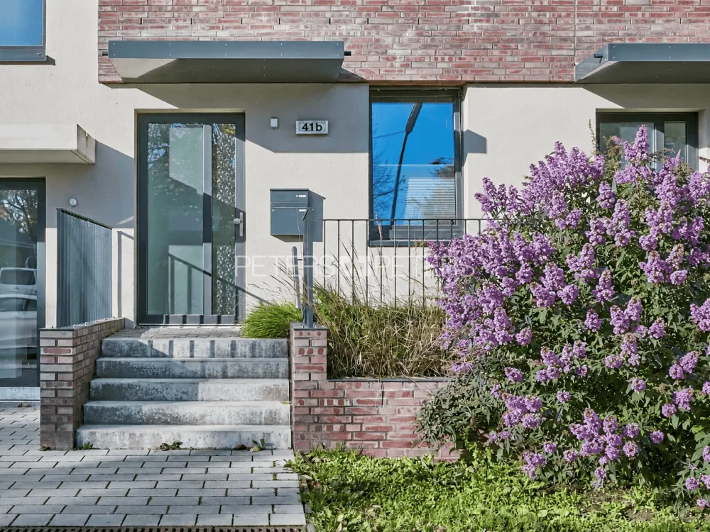 + Großzügige 2-Zimmer-Wohnung mit eigenem Eingang und Terrasse +