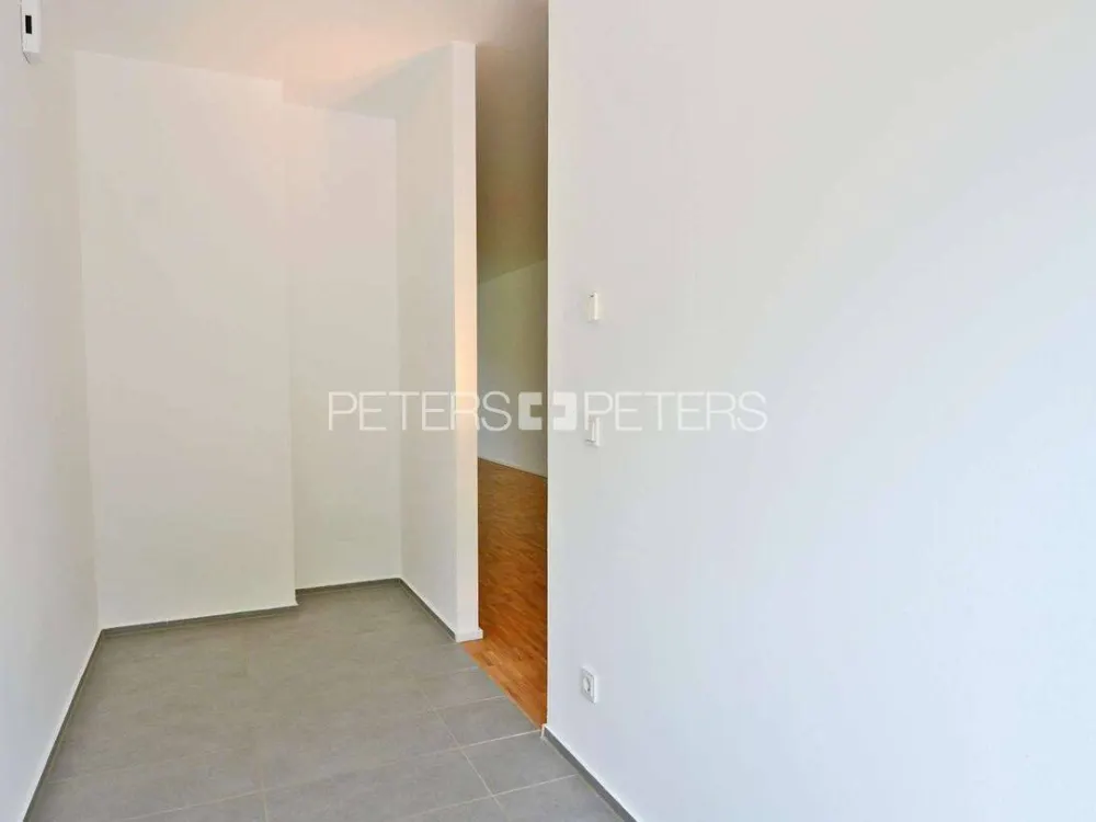 + Großzügige 2-Zimmer-Wohnung mit eigenem Eingang und Terrasse +
