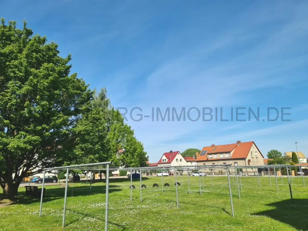 NEUBAU. tolle 3-Zimmer-Whng. AUßENJALOUSIEN. LAMINAT. moderne EINBAUKÜCHE & TAGESLICHTBAD mit WANNE