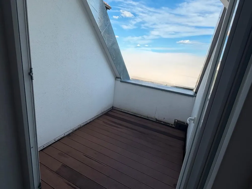 MODERNE DACHGESCHOSSWOHNUNG M. LOGGIA