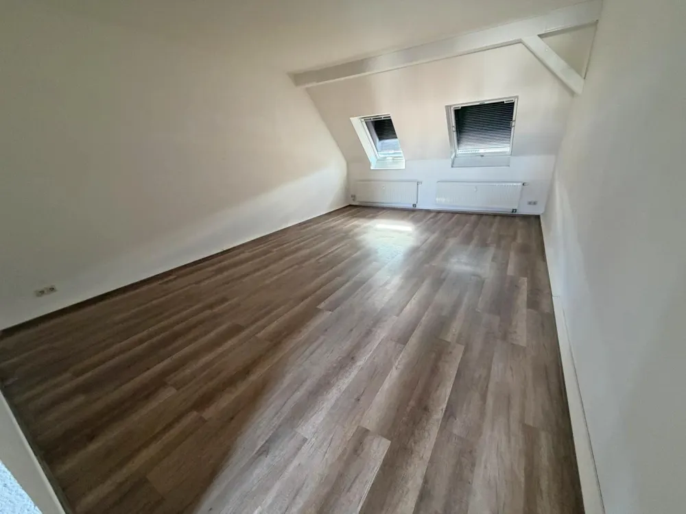 MODERNE DACHGESCHOSSWOHNUNG M. LOGGIA