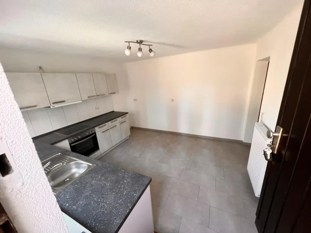 Souterrain Wohnung mit Terrasse und Einbauküche an Einzelperson