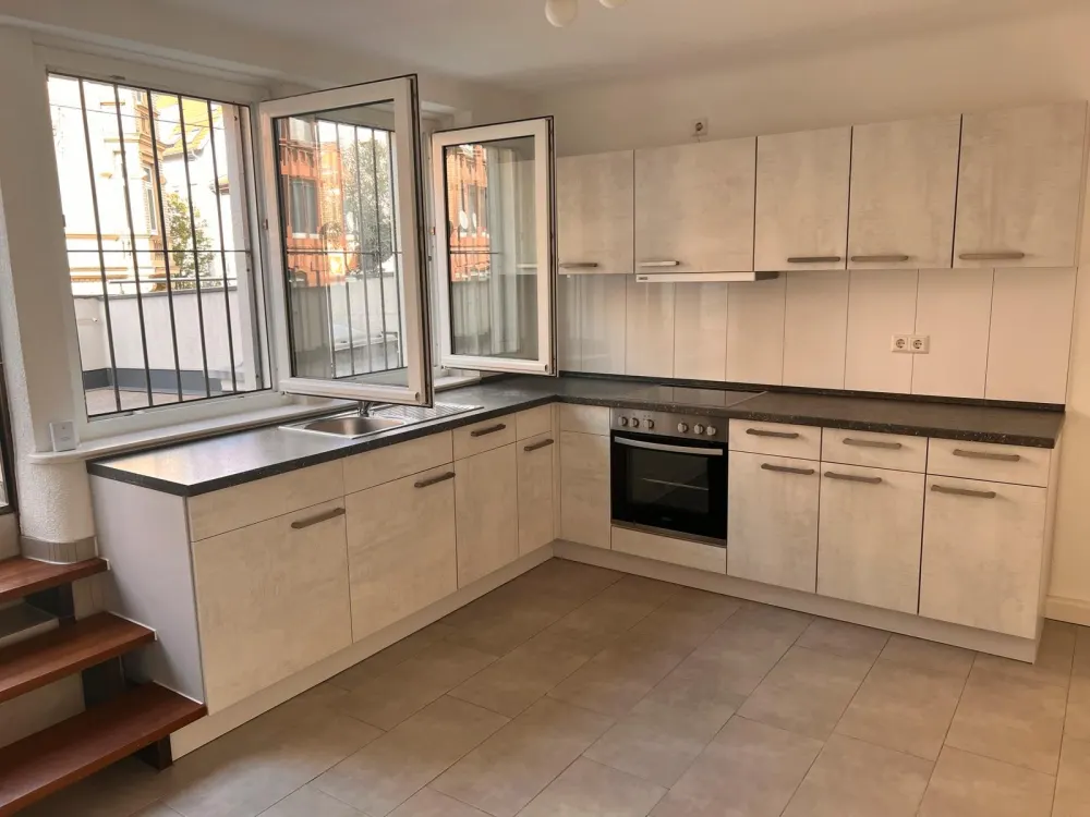 Souterrain Wohnung mit Terrasse und Einbauküche an Einzelperson