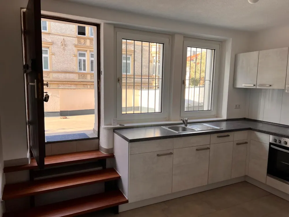 Souterrain Wohnung mit Terrasse und Einbauküche an Einzelperson