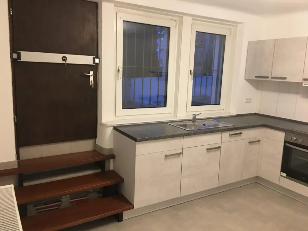 Souterrain Wohnung mit Terrasse und Einbauküche an Einzelperson