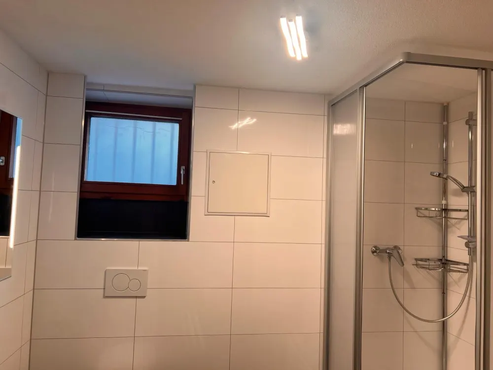 Souterrain Wohnung mit Terrasse und Einbauküche an Einzelperson
