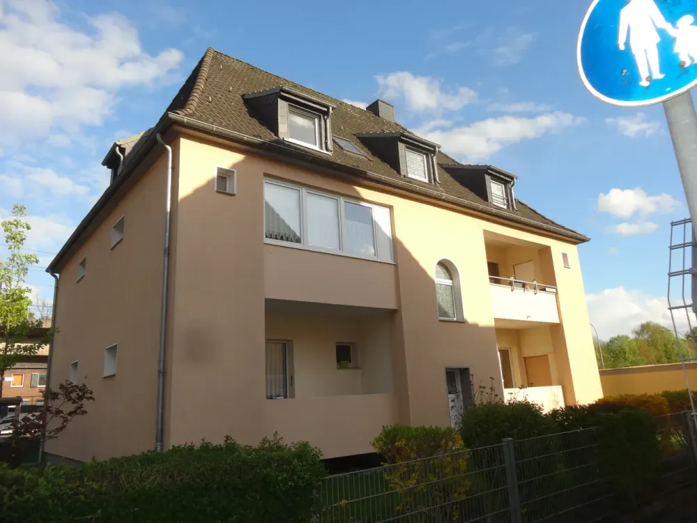 Modern 3-Room Attic Apartment in Wanheimerort with Starter Discount