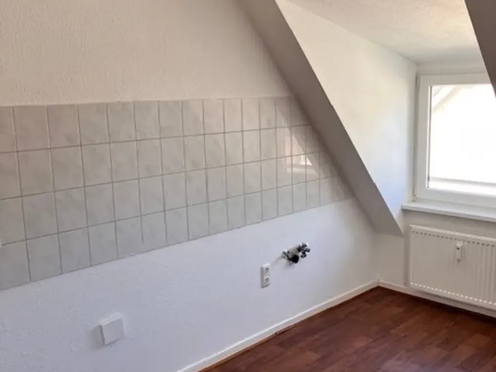 Modern 3-Room Attic Apartment in Wanheimerort with Starter Discount