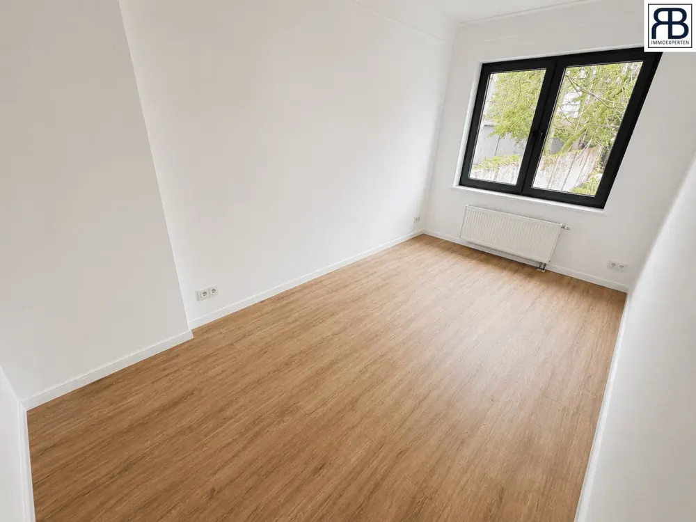 WG-geeignet! Kernsanierte 4 Zimmer Altbau-Wohnung mit Küche, Gäste-WC und Balkon in Köln Marienburg
