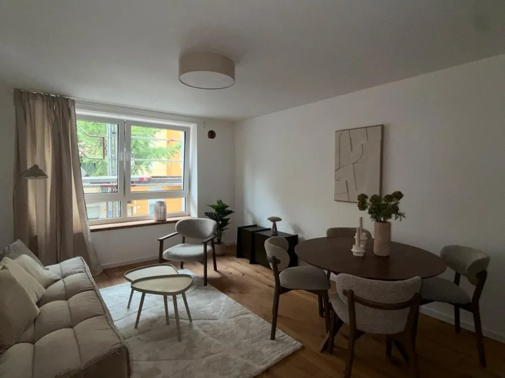 Möblierte und sanierte 2-Zimmer-Wohnung mit Balkon und hochwertiger Ausstattung in Innenstadtlage