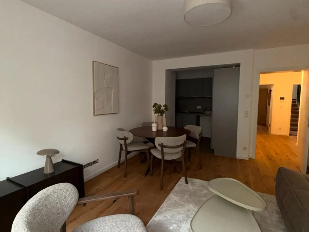 Möblierte und sanierte 2-Zimmer-Wohnung mit Balkon und hochwertiger Ausstattung in Innenstadtlage
