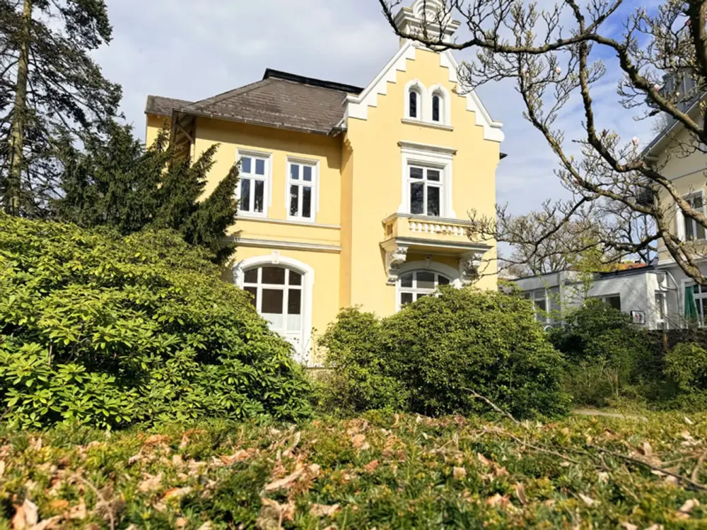 4-Room Old Building Apartment with Conservatory in the Heart of Reinbek