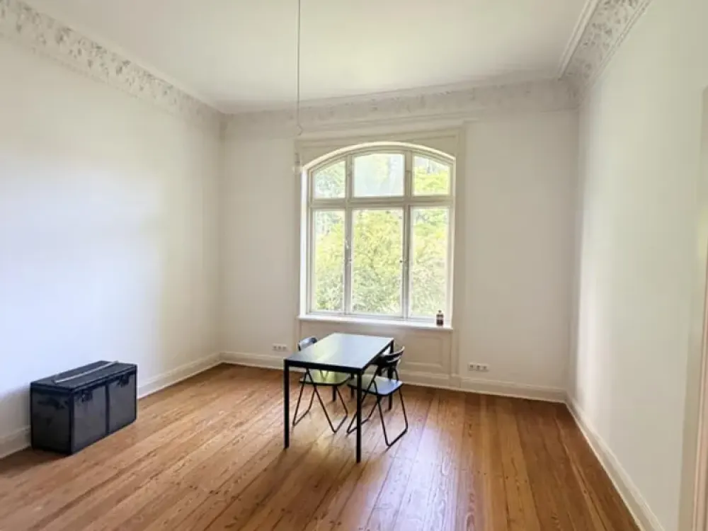 4-Room Old Building Apartment with Conservatory in the Heart of Reinbek