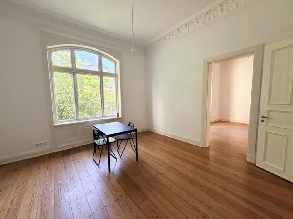 4-Room Old Building Apartment with Conservatory in the Heart of Reinbek