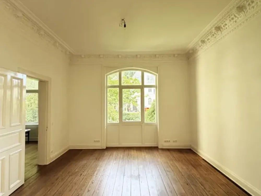 4-Room Old Building Apartment with Conservatory in the Heart of Reinbek