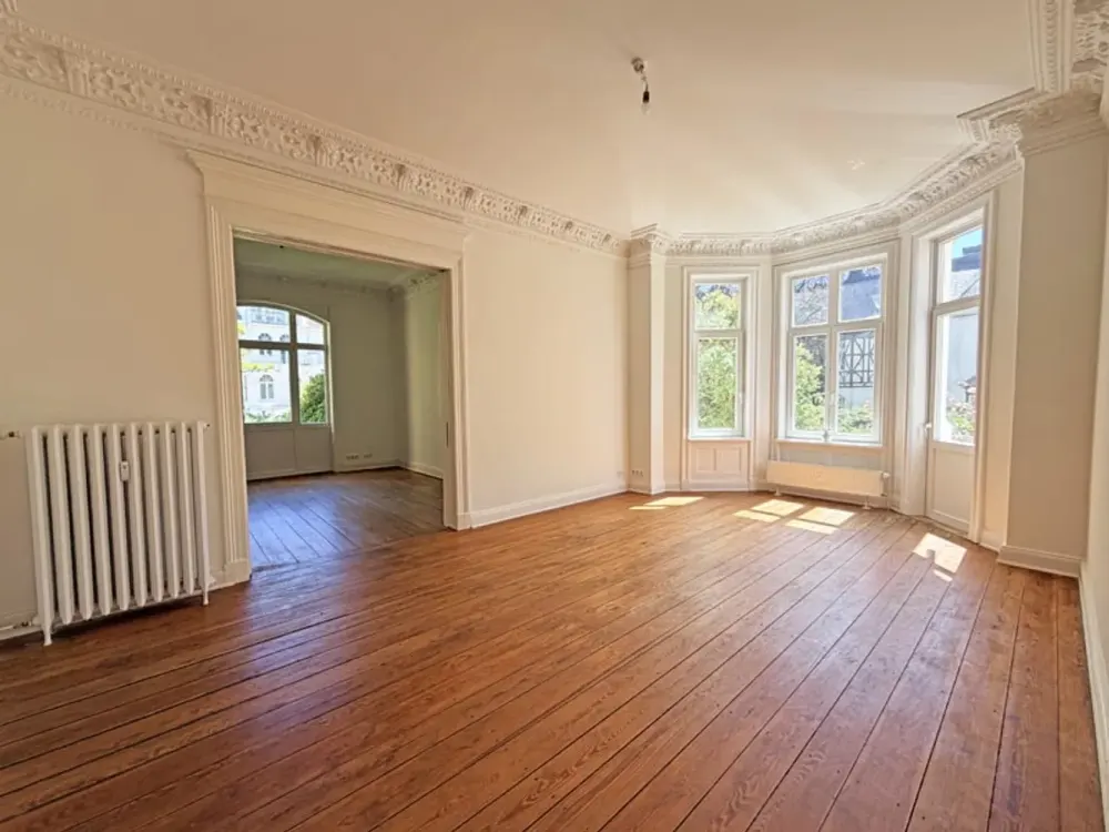 4-Room Old Building Apartment with Conservatory in the Heart of Reinbek