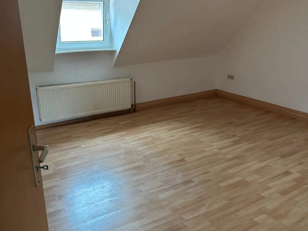 Schöne 2,5 Zimmer Dachgeschoss Wohnung
