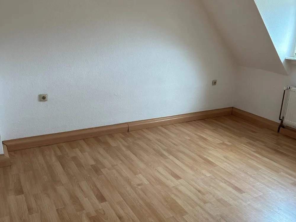 Schöne 2,5 Zimmer Dachgeschoss Wohnung