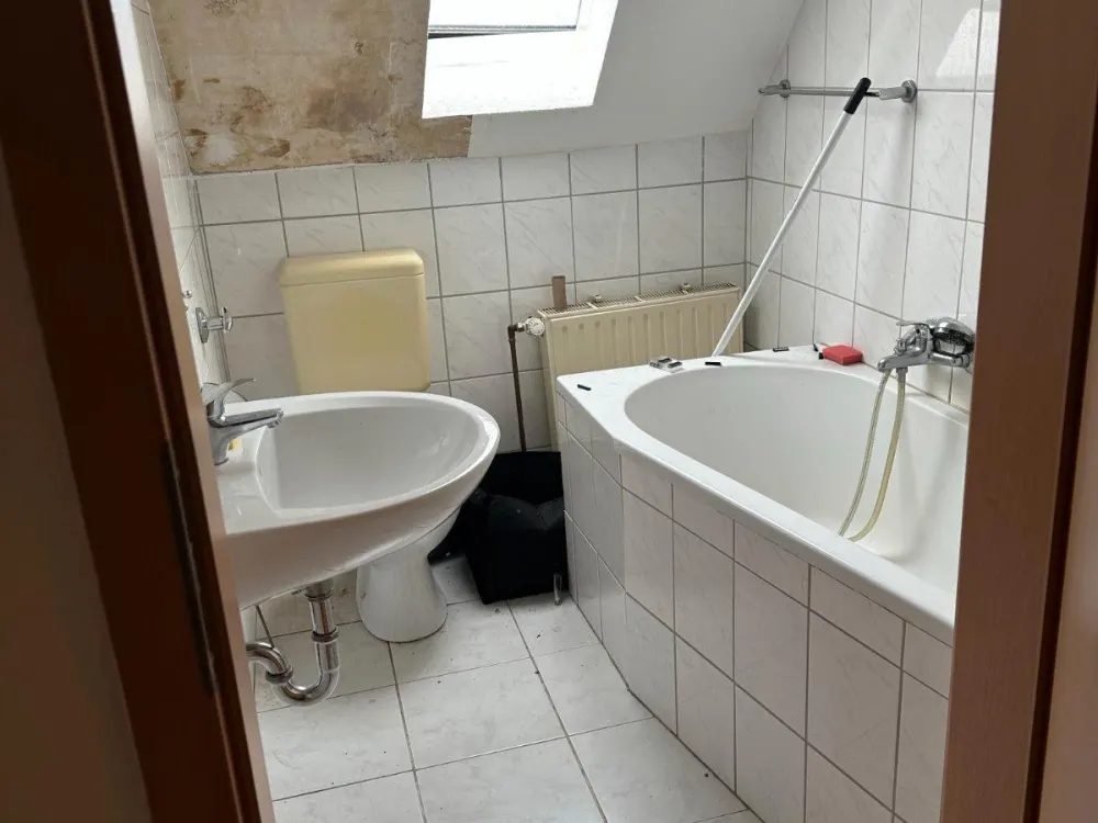 Schöne 2,5 Zimmer Dachgeschoss Wohnung