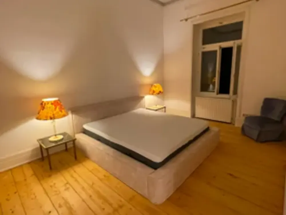 1A-Lage in der Friedrichstraße - Schöne, helle Stil-Altbau-Rarität!
