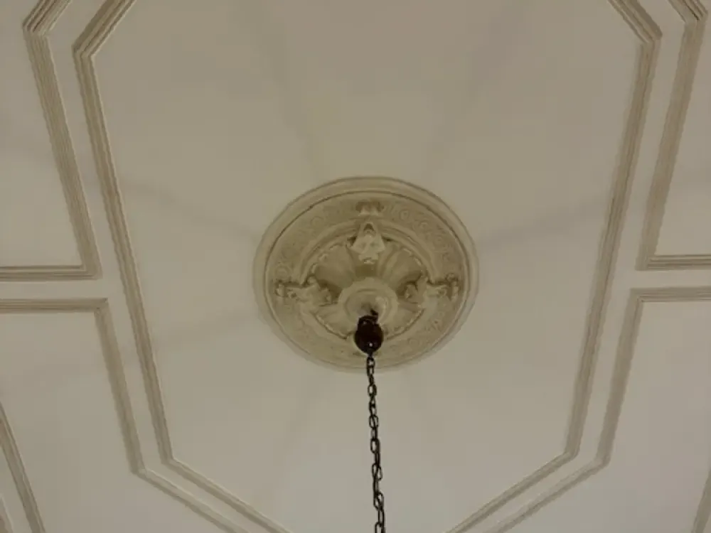 1A-Lage in der Friedrichstraße - Schöne, helle Stil-Altbau-Rarität!