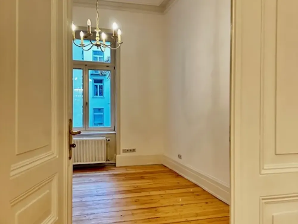 1A-Lage in der Friedrichstraße - Schöne, helle Stil-Altbau-Rarität!