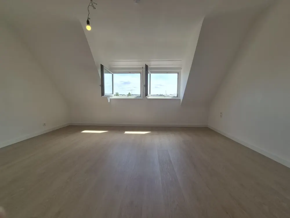 Schicke, neu renovierte 3-Zimmer-DG-Wohnung mit Einbauküche über den Dächern Böblingens