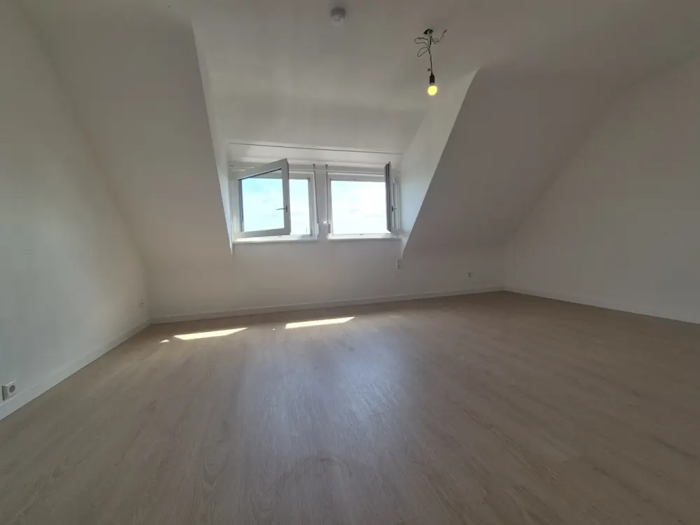 Schicke, neu renovierte 3-Zimmer-DG-Wohnung mit Einbauküche über den Dächern Böblingens