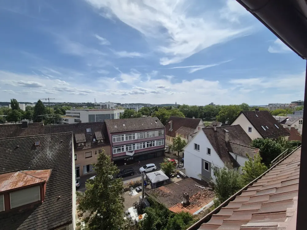 Schicke, neu renovierte 3-Zimmer-DG-Wohnung mit Einbauküche über den Dächern Böblingens