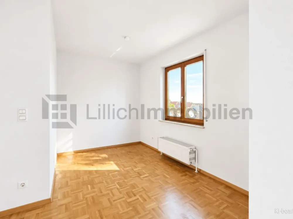 Frisch renoviert über zwei Ebenen, 4,5-Zimmerwohnung mit drei Balkonen