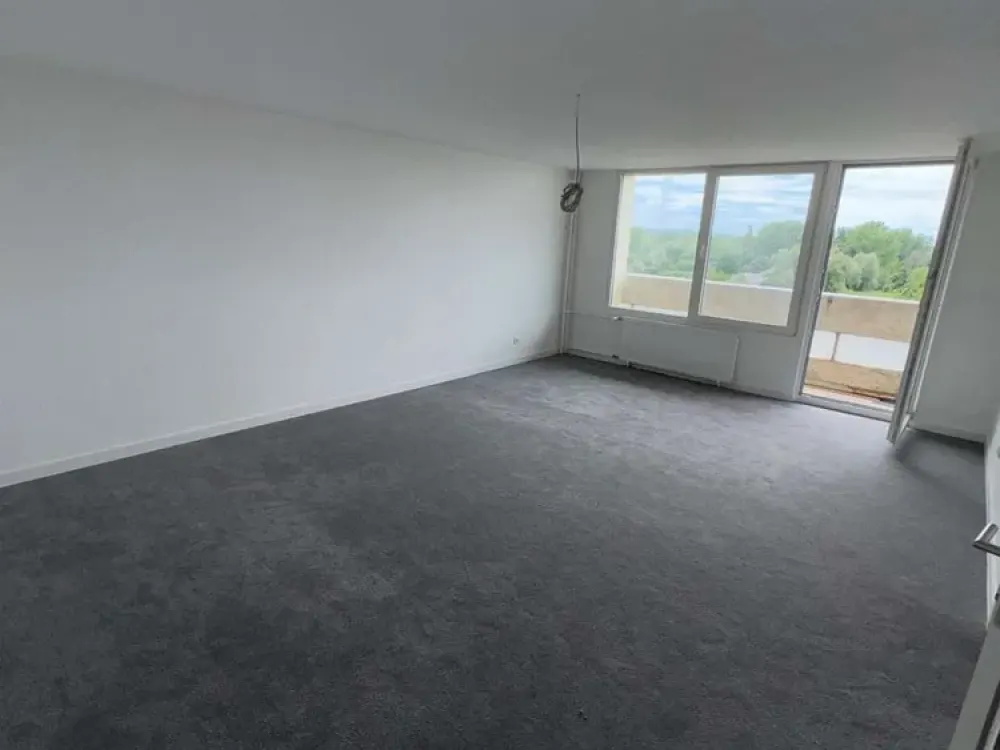 Alles neu! Kernsanierte 2-Zimmer-Wohnung mit großem Balkon