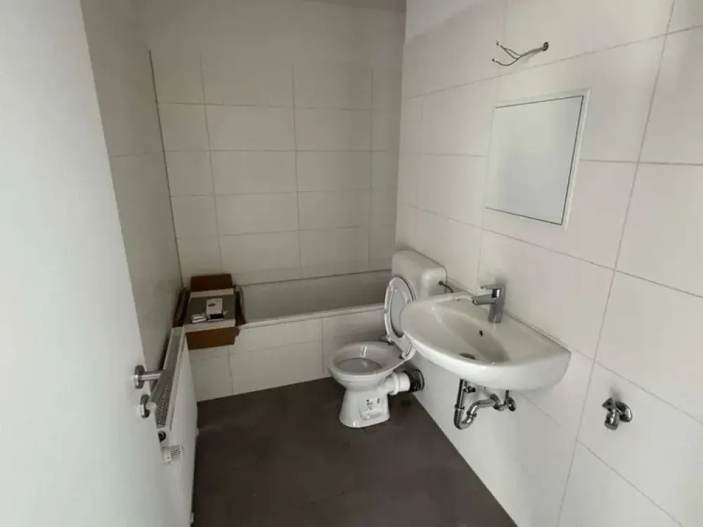 Alles neu! Kernsanierte 2-Zimmer-Wohnung mit großem Balkon