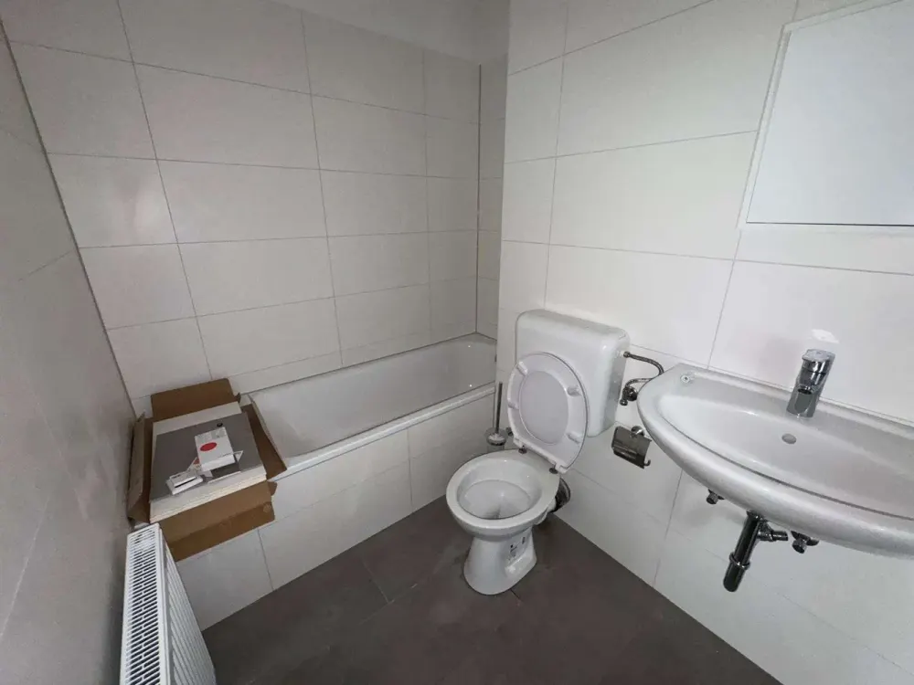 Alles neu! Kernsanierte 2-Zimmer-Wohnung mit großem Balkon