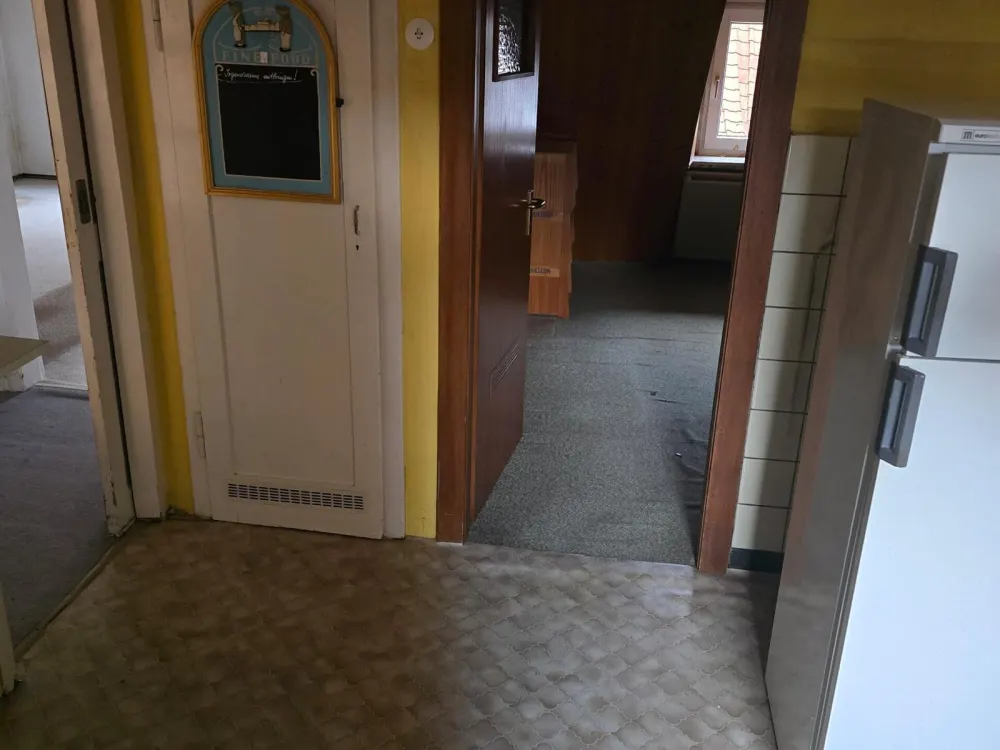 Kleine einfache Wohnung im Dachgeschoss in der Innenstadt