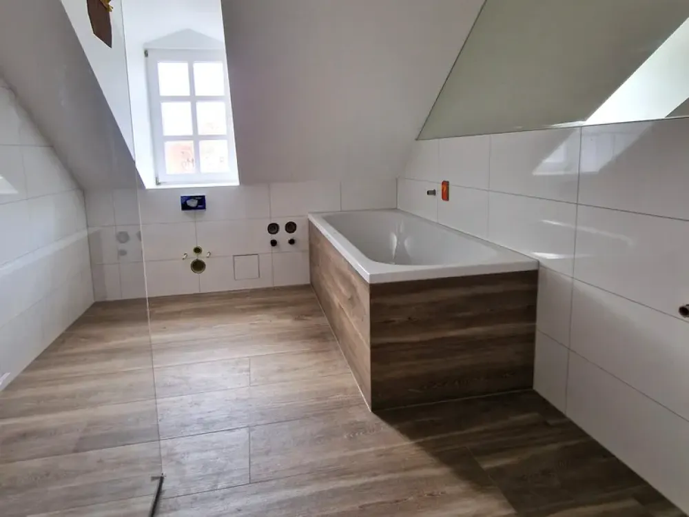 Altbau trifft Design - Exklusive 3,5 -Zimmer-Wohnung mit Homeoffice & Ankleide