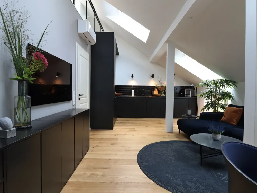 Kernsanierte Dachgeschosswohnung - Komplett möbliert - mit Einbauküche, großer Balkon u. Klimaanlage