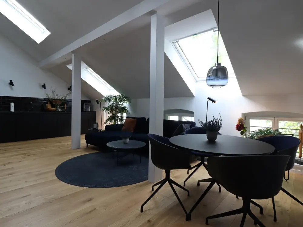 Kernsanierte Dachgeschosswohnung - Komplett möbliert - mit Einbauküche, großer Balkon u. Klimaanlage